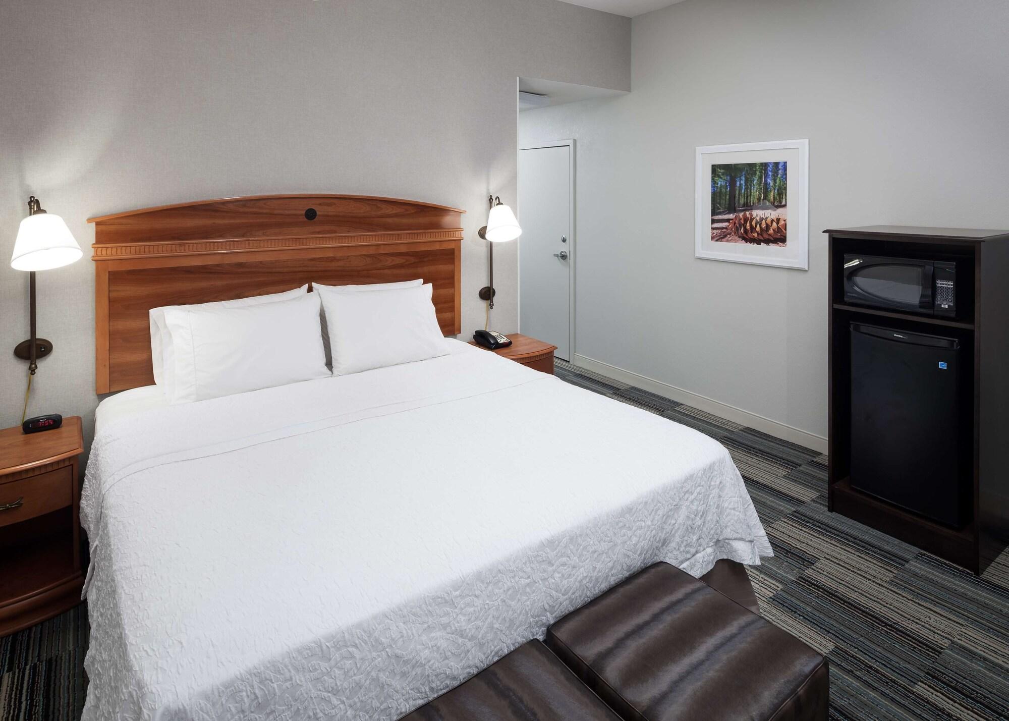 Hotel Hampton & Tulare