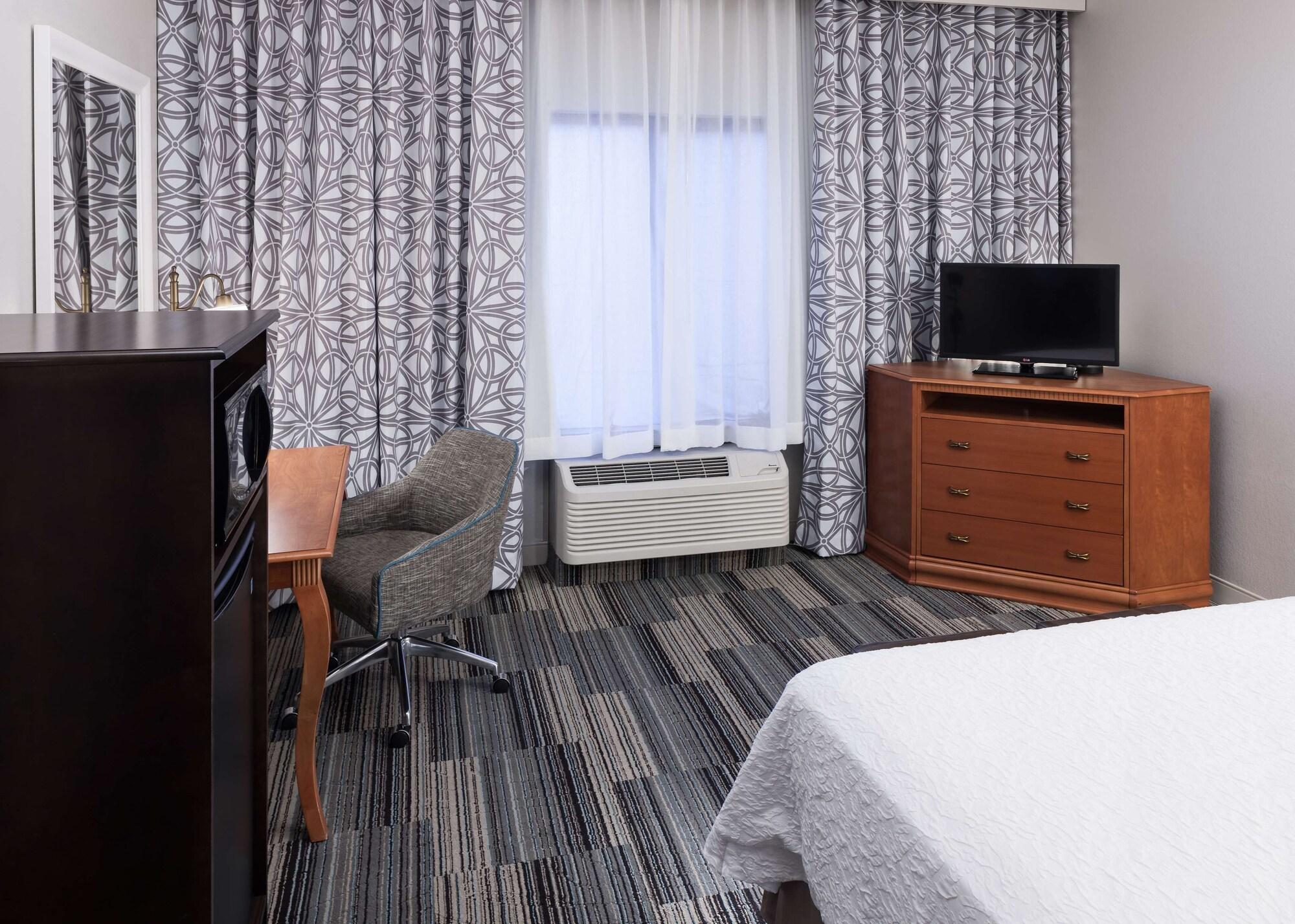 Hotel Hampton & Tulare